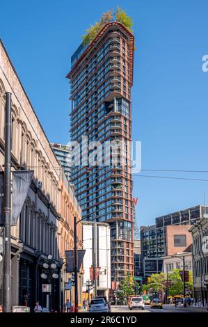 Vancouver, British Columbia - Mai 26 2023: Blick auf eine Wohnturmkomponente des Woodwards-Umbauprojekts. Stockfoto