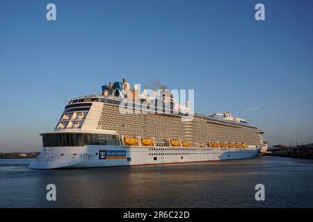 Hymne der Meere, bereit zum Anlegen im Hafen von Southampton. Kreuzfahrtschiff für große Passagiere vom Royal Caribbean International Stockfoto