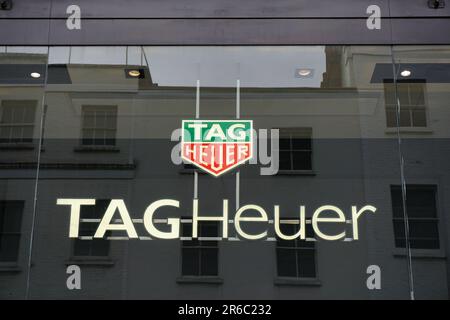 Schild mit Heuer-Logo auf der Vorderseite des Geschäfts. Schweizer Hersteller von Luxusuhren Stockfoto