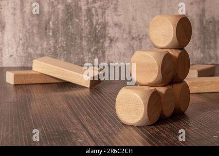 Holzblöcke mit vergrößertem Balkendiagramm, Infografik, Diagramm aus Holzblöcken über der Vorderseite auf blauem Hintergrund Stockfoto