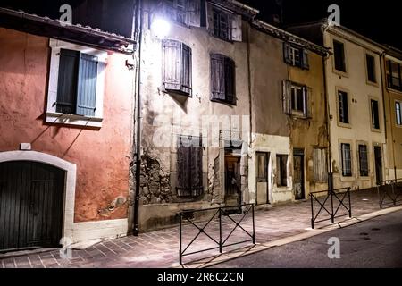 Enge Allee Mit Beleuchteten Antiken Gebäuden In Der Antiken Festung Der Mittelalterlichen Stadt Carcassonne In Der Nacht In Occitania, Frankreich Stockfoto