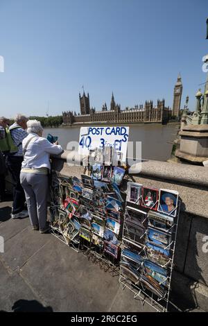 Touristen an einem Souvenirkiosk auf der Westminster Bridge mit Blick auf die Houses of Parliament, London, England, Großbritannien Stockfoto