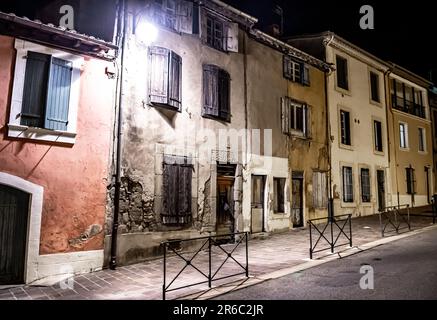 Enge Allee Mit Beleuchteten Antiken Gebäuden In Der Antiken Festung Der Mittelalterlichen Stadt Carcassonne In Der Nacht In Occitania, Frankreich Stockfoto