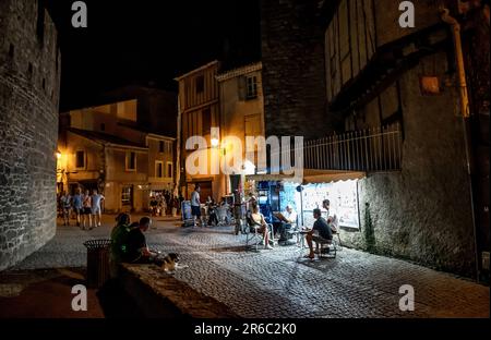 Enge Allee Mit Beleuchteten Antiken Gebäuden In Der Antiken Festung Der Mittelalterlichen Stadt Carcassonne In Der Nacht In Occitania, Frankreich Stockfoto