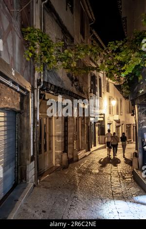 Enge Allee Mit Beleuchteten Antiken Gebäuden In Der Antiken Festung Der Mittelalterlichen Stadt Carcassonne In Der Nacht In Occitania, Frankreich Stockfoto