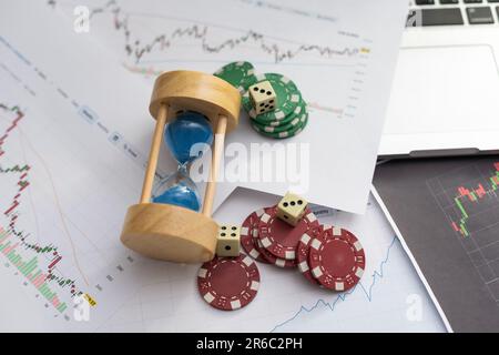 Blue Poker-Chips im Hintergrund der Börsenübersicht Stockfoto