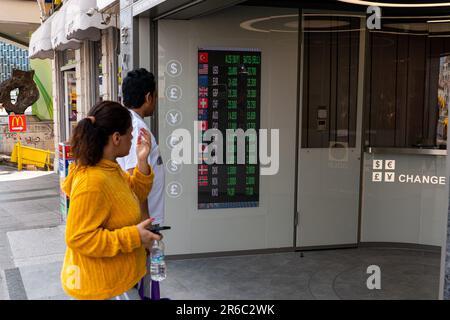 Istanbul, Türkei. 08. Juni 2023. Leute sahen, wie sie ein Geldwechselbüro betraten. Nach der Wahl am 28. Mai hörte die Zentralbank der Republik Türkei auf, den Dollar/TL-Kurs zu unterdrücken, indem sie über öffentliche Banken Fremdwährungen an den Markt emittierte, und der Dollarkurs, der am 28. Mai 8 bei 19,52 Lira lag, wurde im Juni zu 23,36 Lira. Kredit: SOPA Images Limited/Alamy Live News Stockfoto