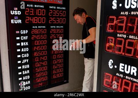 Istanbul, Türkei. 08. Juni 2023. Ein Mann überprüft die Wechselkurse im Wechselbüro. Nach der Wahl am 28. Mai hörte die Zentralbank der Republik Türkei auf, den Dollar/TL-Kurs zu unterdrücken, indem sie über öffentliche Banken Fremdwährungen an den Markt emittierte, und der Dollarkurs, der am 28. Mai 8 bei 19,52 Lira lag, wurde im Juni zu 23,36 Lira. Kredit: SOPA Images Limited/Alamy Live News Stockfoto