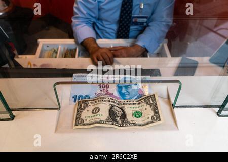 Istanbul, Türkei. 08. Juni 2023. Ein-Dollar- und türkische Lira-Banknoten, die in einem Wechselbüro ausgestellt wurden. Nach der Wahl am 28. Mai hörte die Zentralbank der Republik Türkei auf, den Dollar/TL-Kurs zu unterdrücken, indem sie über öffentliche Banken Fremdwährungen an den Markt emittierte, und der Dollarkurs, der am 28. Mai 8 bei 19,52 Lira lag, wurde im Juni zu 23,36 Lira. Kredit: SOPA Images Limited/Alamy Live News Stockfoto