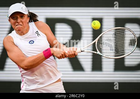 Paris, Frankreich, Frankreich. 8. Juni 2023. IGA SWIATEK von Polen am zwölften Tag der Roland-Garros 2023, French Open 2023, Grand-Slam-Tennisturnier im Roland-Garros-Stadion am 08. Juni 2023 in Paris, Frankreich. (Kreditbild: © Matthieu Mirville/ZUMA Press Wire) NUR REDAKTIONELLE VERWENDUNG! Nicht für den kommerziellen GEBRAUCH! Stockfoto