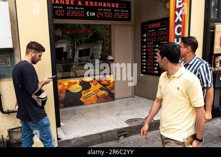 Istanbul, Türkei. 08. Juni 2023. Die Leute gehen an einem Geldwechselbüro vorbei. Nach der Wahl am 28. Mai hörte die Zentralbank der Republik Türkei auf, den Dollar/TL-Kurs zu unterdrücken, indem sie über öffentliche Banken Fremdwährungen an den Markt emittierte, und der Dollarkurs, der am 28. Mai 8 bei 19,52 Lira lag, wurde im Juni zu 23,36 Lira. Kredit: SOPA Images Limited/Alamy Live News Stockfoto