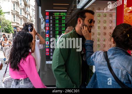 Istanbul, Türkei. 08. Juni 2023. Leute, die in einem Geldwechselbüro gesehen werden. Nach der Wahl am 28. Mai hörte die Zentralbank der Republik Türkei auf, den Dollar/TL-Kurs zu unterdrücken, indem sie über öffentliche Banken Fremdwährungen an den Markt emittierte, und der Dollarkurs, der am 28. Mai 8 bei 19,52 Lira lag, wurde im Juni zu 23,36 Lira. Kredit: SOPA Images Limited/Alamy Live News Stockfoto