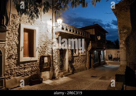 Enge Allee Mit Beleuchteten Antiken Gebäuden In Der Antiken Festung Der Mittelalterlichen Stadt Carcassonne In Der Nacht In Occitania, Frankreich Stockfoto