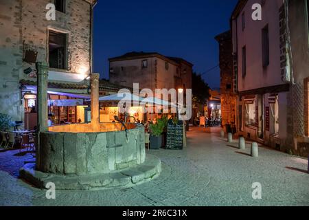 Enge Allee Mit Beleuchteten Antiken Gebäuden In Der Antiken Festung Der Mittelalterlichen Stadt Carcassonne In Der Nacht In Occitania, Frankreich Stockfoto