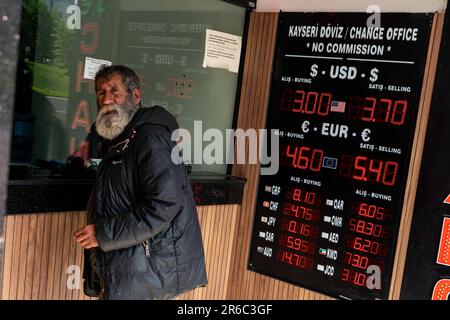 Istanbul, Türkei. 08. Juni 2023. Ein Mann, der in einem Wechselbüro gesehen wurde. Nach der Wahl am 28. Mai hörte die Zentralbank der Republik Türkei auf, den Dollar/TL-Kurs zu unterdrücken, indem sie über öffentliche Banken Fremdwährungen an den Markt emittierte, und der Dollarkurs, der am 28. Mai 8 bei 19,52 Lira lag, wurde im Juni zu 23,36 Lira. (Foto: Tunahan Turhan/SOPA Images/Sipa USA) Guthaben: SIPA USA/Alamy Live News Stockfoto