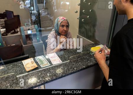 Istanbul, Türkei. 08. Juni 2023. 50-Euro-, 100-Dollar- und 200-türkische-Lira-Banknoten, die am Wechselstudium ausgestellt wurden. Nach der Wahl am 28. Mai hörte die Zentralbank der Republik Türkei auf, den Dollar/TL-Kurs zu unterdrücken, indem sie über öffentliche Banken Fremdwährungen an den Markt emittierte, und der Dollarkurs, der am 28. Mai 8 bei 19,52 Lira lag, wurde im Juni zu 23,36 Lira. (Foto: Tunahan Turhan/SOPA Images/Sipa USA) Guthaben: SIPA USA/Alamy Live News Stockfoto