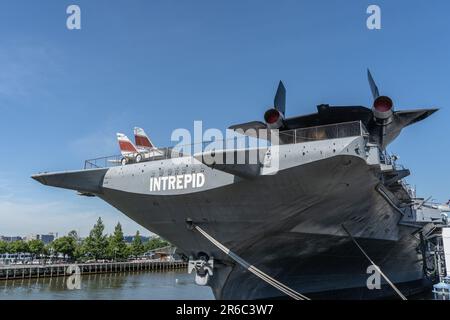 New York City, New York, USA – 28. Mai 2023: Flugzeugträger USS Intrepid legte in New York City vor dem Hudson River an Stockfoto