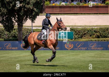 Rom, Italien. 27. Mai 2023. Beth Underhill (CAN) während der 90° CSIO ROMA 2023, CSIO5* Nations Cup - 1,55m - 110,000 EUR - LR - LORO PIANA TROPHÄE, auf der Piazza di Siena in Rom, Italien. (Foto: Gennaro Leonardi/Pacific Press/Sipa USA) Guthaben: SIPA USA/Alamy Live News Stockfoto