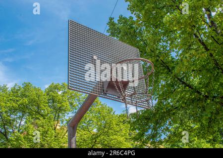 wien, österreich. 8. Mai 2023 urbane Basketballkörbe isoliertes Metall-Basketballfeld-Backboard mit Netz und Kette im Outdoor-Park - Stockfoto Stockfoto