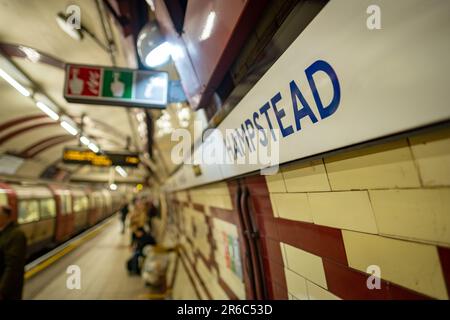 LONDON - 21. MÄRZ 2023: Hampstead U-Bahnstation, eine Station der Northern Line im Bezirk Camden, Nord-London Stockfoto