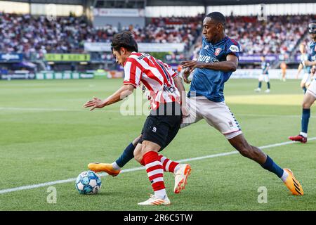 ROTTERDAM - (lr) Koki Saito von Sparta Rotterdam, Joshua Brenet vom FC Twente während des Finales in den European Football Playoffs zwischen Sparta Rotterdam und FC Twente im Sparta Stadion Het Kasteel am 8. Juni 2023 in Rotterdam, Niederlande. ANP PIETER STAM DE JONGE Stockfoto