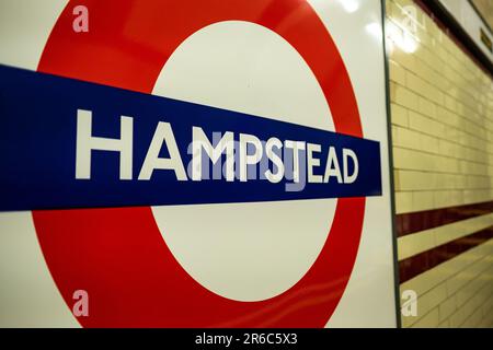 LONDON - 21. MÄRZ 2023: Hampstead U-Bahnstation, eine Station der Northern Line im Bezirk Camden, Nord-London Stockfoto