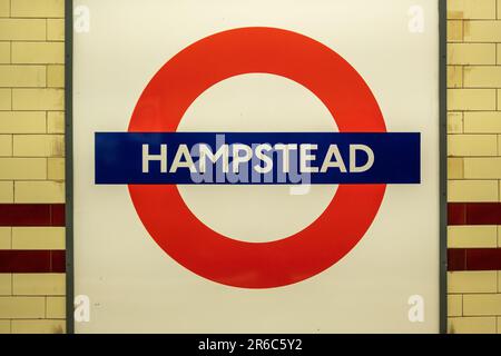 LONDON - 21. MÄRZ 2023: Hampstead U-Bahnstation, eine Station der Northern Line im Bezirk Camden, Nord-London Stockfoto