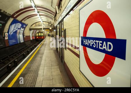 LONDON - 21. MÄRZ 2023: Hampstead U-Bahnstation, eine Station der Northern Line im Bezirk Camden, Nord-London Stockfoto