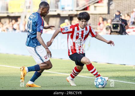 ROTTERDAM - (lr) Joshua Brenet vom FC Twente, Koki Saito von Sparta Rotterdam während des Finales in den europäischen Fußball-Playoffs zwischen Sparta Rotterdam und dem FC Twente im Sparta Stadion Het Kasteel am 8. Juni 2023 in Rotterdam, Niederlande. ANP PIETER STAM DE JONGE Stockfoto