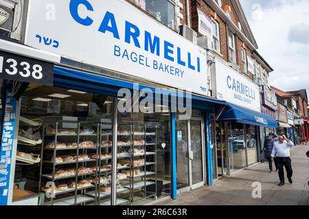 London - März 2023: Carmelli Bakery in Golders Green, eine lokale berühmte und beliebte traditionelle jüdische Bäckerei Stockfoto