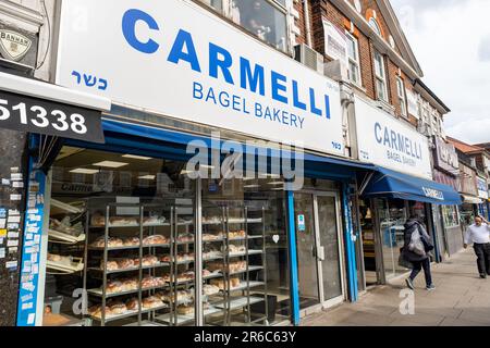 London - März 2023: Carmelli Bakery in Golders Green, eine lokale berühmte und beliebte traditionelle jüdische Bäckerei Stockfoto