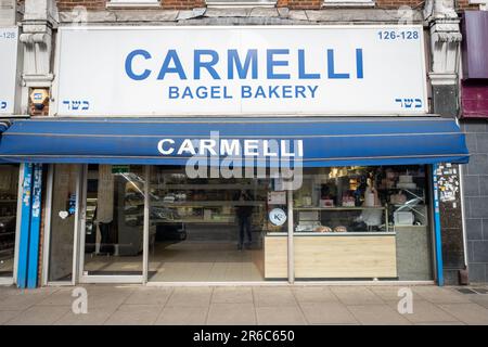 London - März 2023: Carmelli Bakery in Golders Green, eine lokale berühmte und beliebte traditionelle jüdische Bäckerei Stockfoto