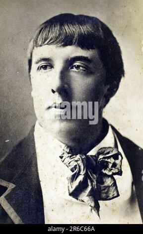 Oscar Fingal O'Flahertie Wills Wilde (16. Oktober 1854 bis 30. November 1900), ein irischer Schriftsteller. Als Texter, Schriftsteller, Dramatiker und Kritiker wurde er zu einem der bekanntesten und gleichzeitig umstrittensten Schriftsteller im viktorianischen Großbritannien, der hier als junger Mann, historische, digital restaurierte Reproduktion eines Originals aus dem 19. Jahrhundert / Oscar Fingal O'Flahertie Wills Wilde (16. Oktober 1854 - 30) gezeigt wurde. November 1900), ein irischer Schriftsteller. Als Lyriker, Romanautor, Dramatiker und Kritiker war er zu einem der bekanntesten und gleichzeitig umstrittensten Schriftsteller im viktorianische Stockfoto