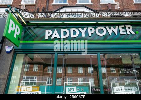 London – März 2023: Paddy Power-Wettbüro in Golders Green, einem Gebiet im Norden Londons im Bezirk Barnet Stockfoto