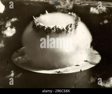 Baker Day im Bikini-Atoll, 25. Juli 1946, erste Unterwasser-Atomexplosion, Atombombe, Atombombentest, Atomexplosion, Historisch, Digital restaurierte Reproduktion eines Originals aus dem 19. Jahrhundert / Baker Day am Bikini Atoll, 25. Juli 1946, erste Nukleare Unterwasserexplosion, Atombombe, Atombombentest, Atomexplosion, Historisch, digital restaurierte Reproduktion von einer Vorlage aus dem 19. Hundert Stockfoto