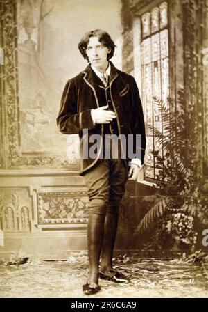 Oscar Fingal O'Flahertie Wills Wilde (16. Oktober 1854 bis 30. November 1900), ein irischer Schriftsteller. Als Texter, Schriftsteller, Dramatiker und Kritiker wurde er zu einem der bekanntesten und gleichzeitig umstrittensten Schriftsteller im viktorianischen Großbritannien, historische, digital restaurierte Reproduktion eines Originals aus dem 19. Jahrhundert / Oscar Fingal O'Flahertie Wills Wilde (16. Oktober 1854 - 30). November 1900), ein irischer Schriftsteller. Als Lyriker, Romanautor, Dramatiker und Kritiker war er zu einem der bekanntesten und gleichzeitig umstrittensten Schriftsteller im viktorianischen Großbritannien, Historisch, Stockfoto