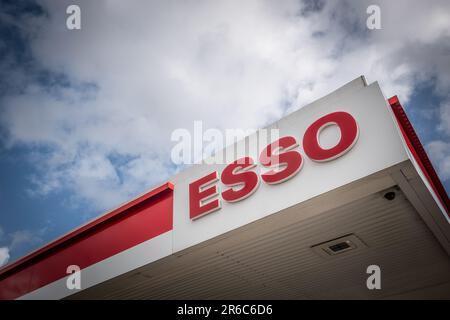 London – März 2023: Esso-Tankstelle im Norden Londons – Tankhändler und Handelsname von ExxonMobil Stockfoto