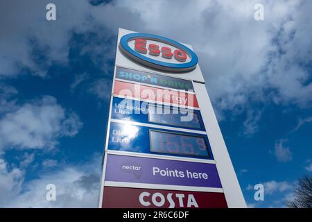 London – März 2023: Esso-Tankstelle im Norden Londons – Tankhändler und Handelsname von ExxonMobil Stockfoto