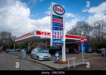London – März 2023: Esso-Tankstelle im Norden Londons – Tankhändler und Handelsname von ExxonMobil Stockfoto