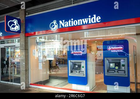 LONDON – 21. MÄRZ 2023: Nationwide Building Society, ein britisches Finanzinstitut auf der Hauptstraße Stockfoto