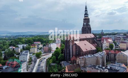 Atemberaubender Blick aus der Vogelperspektive auf das St.Stanislaus und die Wenzelkathedrale in Breslau: Stadtbild, dahinter und Wald (Park) interessanter Turm und interessant für Stockfoto