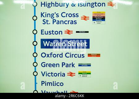 LONDON - 21. MÄRZ 2023: Warren Street U-Bahnstation, eine Northern- und Victoria-Bahnstation in Zone 1. Stockfoto