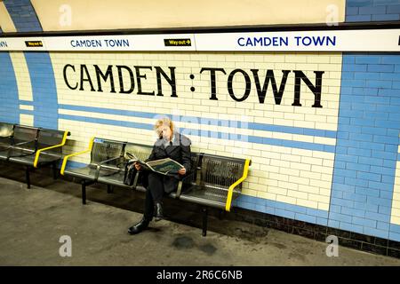 LONDON - 21. MÄRZ 2023: Camden Town U-Bahnstation, eine Station der Northern Line in der Gegend Camden im Norden Londons Stockfoto