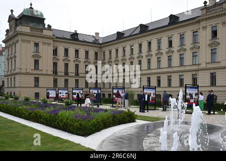 Prag, Tschechische Republik. 08. Juni 2023. Die Eröffnung der Fotoausstellung 13 tschechische Premierminister anlässlich des 30. Jahrestags der Tschechischen Republik im Regierungsbüro in Prag, Tschechische Republik, 8. Juni 2023. Kredit: Michal Kamaryt/CTK Photo/Alamy Live News Stockfoto