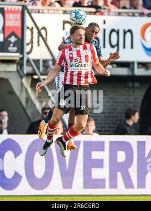 ROTTERDAM - (lr) Aaron Meijers aus Sparta Rotterdam, Joshua Brenet vom FC Twente während des Finales in den European Football Playoffs zwischen Sparta Rotterdam und FC Twente im Sparta Stadion Het Kasteel am 8. Juni 2023 in Rotterdam, Niederlande. ANP GERRIT VAN KOLOLEN Stockfoto