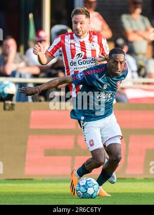ROTTERDAM - (lr) Aaron Meijers aus Sparta Rotterdam, Joshua Brenet vom FC Twente während des Finales in den European Football Playoffs zwischen Sparta Rotterdam und FC Twente im Sparta Stadion Het Kasteel am 8. Juni 2023 in Rotterdam, Niederlande. ANP GERRIT VAN KOLOLEN Stockfoto