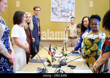 Cali, Kolumbien. 08. Juni 2023. Annalena Baerbock (2. von links, Bündnis 90/die Grünen), Außenministerin, und Francia Elena Marquez Mina (2. von rechts), Vizepräsidentin und Ministerin für Gleichstellung der Geschlechter und Frauenangelegenheiten in Kolumbien, nehmen an gemeinsamen Gesprächen in Cali Teil. In Kolumbien liegt der Schwerpunkt auf dem Friedensprozess im Land, aber auch auf den Themen Klima und Frauenrechte. Kreditlinie: Annette Riedl/dpa/Alamy Live News Stockfoto