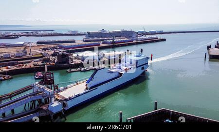 Luftaufnahme auf der Fähre für Autos (vielleicht nach Großbritannien) und ein riesiges Kreuzfahrtschiff im Hafen von Le Havre im Hintergrund, während ich mit Leuten aus Hambu spreche Stockfoto