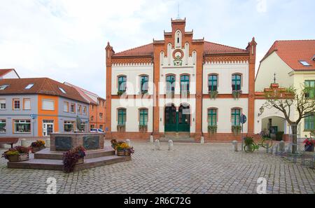 Krakau am See, Mecklenburg-Vorpommern, Deutschland - 25. September 2022: Das Rathaus von Krakau am See. Stockfoto