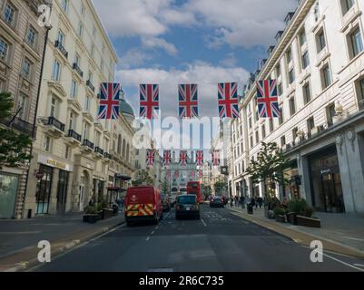 Am Waterloo Place in London, Großbritannien, sind Unionsflaggen ausgestellt Stockfoto